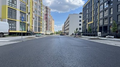 Заасфальтована вул. Залізнична