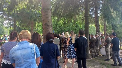 У Сумах попрощалися із загиблим військовим Артемом Крючковим У Сумах попрощалися із загиблим військовим Артемом Крючковим