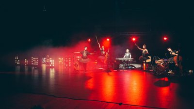 Фото з вистави Danse Macabre