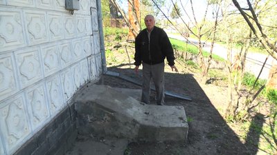 Олександр Сарафін розпоідає, що укріпив хату шістьма бетонними опорами Олександр Сарафін розпоідає, що укріпив хату шістьма бетонними опорами