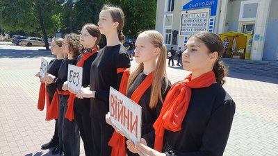 Завершили перформанс на майданчику біля кінотеатру імені Тараса Шевченка. Завершили перформанс на майданчику біля кінотеатру імені Тараса Шевченка.