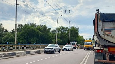 У Сумах на мосту по вулиці Харитоненка перекинувся автомобіль