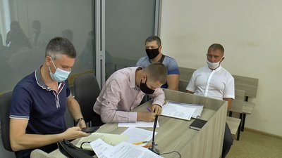 Обвинувачені Анатолій Прядко і Дмитро Усенко з адвокатами Обвинувачені Анатолій Прядко і Дмитро Усенко з адвокатами