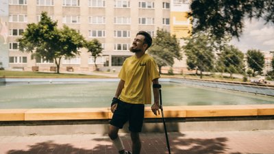 Міг втрати руку та ногу: у Львові художник, що служить у ЗСУ, провів майстерклас для поранених захисників
