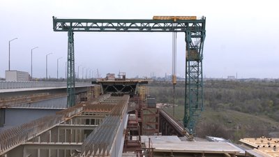 На вантовому мосту в Запоріжжі розпочали другий етап насування прогонової конструкції