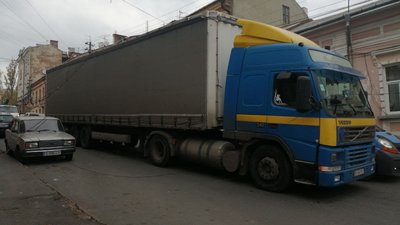 У центрі Чернівцях вантажівка обірвала електричні проводи У центрі Чернівцях вантажівка обірвала електричні проводи