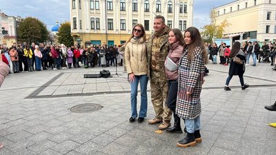 Співак Коля Сєрга приїхав з концертом у Житомир, оголосивши збір гуманітарної допомоги для Куп’янська Співак Коля Сєрга приїхав з концертом у Житомир, оголосивши збір гуманітарної допомоги для Куп’янська
