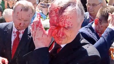 У Варшаві російського посла облили "кров'ю". Москва висловила протест