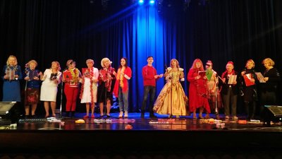 В Одесі студенти-пенсіонери влаштували новорічний концерт В Одесі студенти-пенсіонери влаштували новорічний концерт