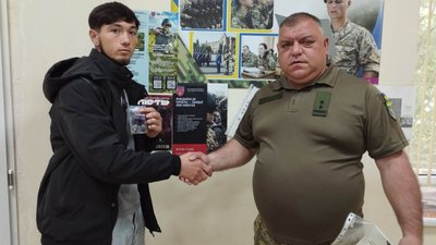 Микола Чебанов та Олександр Смакограй під час вручення нагороди "За незламність"