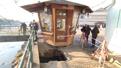 Бруківка провалилась на площі Театральній в Ужгороді Бруківка провалилась на площі Театральній в Ужгороді