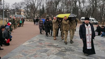 На Чернігівщині попрощалися з чотирма військовими, які загинули у бою на Донеччині На Чернігівщині попрощалися з чотирма військовими, які загинули у бою на Донеччині