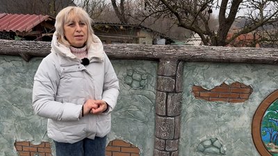 Світлана Єгорова біля свого паркана