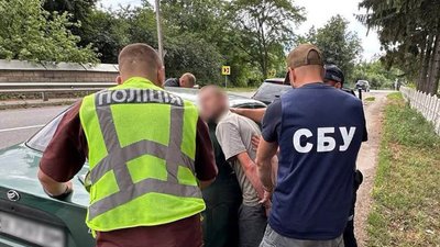 Слідчі оголосили підозру 39-річному жителю Старокостянтинова за спробу збуту зброї