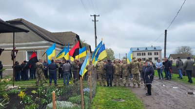 У громадах Тернопільщини в останню дорогу провели двох воїнів