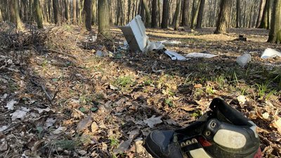 На Хмельниччині виявили сміттєзвалище у лісі На Хмельниччині виявили сміттєзвалище у лісі