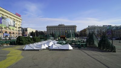 На площі Свободи у Харкові почали монтувати новорічну ялинку На площі Свободи у Харкові почали монтувати новорічну ялинку