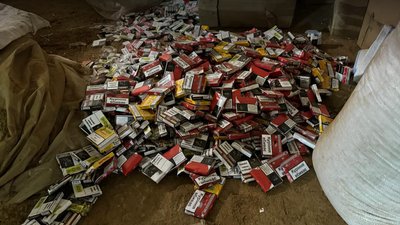 Виготовляли сигарети у стайні: на Закарпатті БЕБ виявило підпільну сигаретну фабрику Виготовляли сигарети у стайні: на Закарпатті БЕБ виявило підпільну сигаретну фабрику