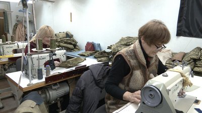Щоб у будь-яку погоду було затишно: у Черкасах шиють форму для військових