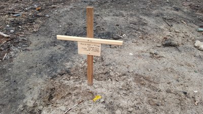 На могильній табличці написали "Невідомий приблизно 40 років. Березень 2022 рік. Помер від катувань (сильно побитий)" На могильній табличці написали "Невідомий приблизно 40 років. Березень 2022 рік. Помер від катувань (сильно побитий)"