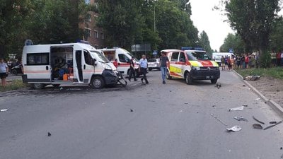 Водії та пасажири обох транспортних засобів, що потрапили у ДТП, отримали травми і були госпіталізовані. Фото: ГУ Нацполіції у Хмельницькій області. Водії та пасажири обох транспортних засобів, що потрапили у ДТП, отримали травми і були госпіталізовані. Фото: ГУ Нацполіції у Хмельницькій області.