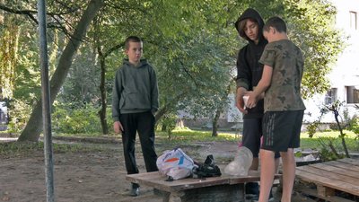 Підлітки в Луцьку облаштовують спортмайданчик у своєму дворі, щоб займатися воркаутом Підлітки в Луцьку облаштовують спортмайданчик у своєму дворі, щоб займатися воркаутом