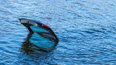 
ДТП на Чернігівщині: автівка з мосту впала в озеро, водія шпиталізували
