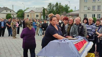 У громаді на Тернопільщині зустріли тіло загиблого військовослужбовця У громаді на Тернопільщині зустріли тіло загиблого військовослужбовця