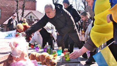 Учасники маршу матерів кладуть до пам’ятника "Ангел скорботи" дитячі іграшки і лампадки. Фото: Суспільне Поділля. Учасники маршу матерів кладуть до пам’ятника "Ангел скорботи" дитячі іграшки і лампадки. Фото: Суспільне Поділля.