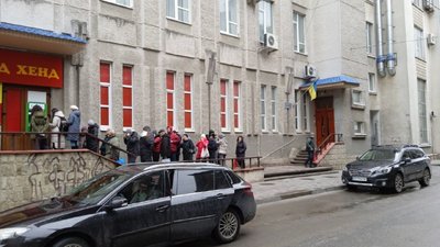 Біля банкоматів у Тернополі – черги Біля банкоматів у Тернополі – черги