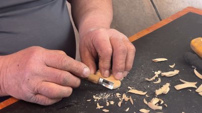 "Треба силу мати": різьбяр з Волині виготовляє дерев’яні сувеніри з краєвидами озера Світязь — Василь Ханзерук "Треба силу мати": різьбяр з Волині виготовляє дерев’яні сувеніри з краєвидами озера Світязь — Василь Ханзерук
