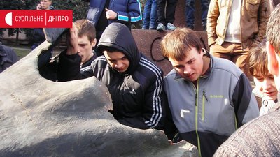 6 років тому в центрі Дніпра повалили пам’ятник Леніну. Як це було (ФОТО)