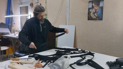 "Шукав, чим я можу допомогти". Сумчанин шиє тактичні ремені для бійців тероборони "Шукав, чим я можу допомогти". Сумчанин шиє тактичні ремені для бійців тероборони