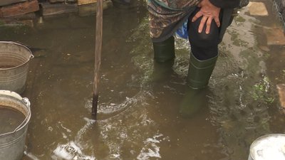 У Дніпрі по вулиці Гусячій прорвало каналізаційну трубу