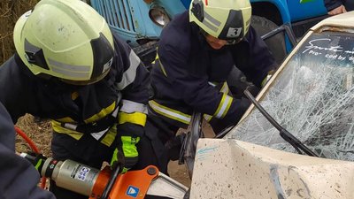 Рятувальники деблокують пасажира, який травмувався під час аварії у селі Береськ