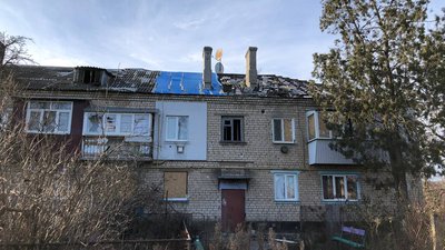 Ремонтують розбиті будинки. До понівеченого обстрілами Первомайського, що на Миколаївщині, повертаються люди