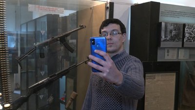 День селфі у музеях: херсонці фотографувались на фоні улюблених експонатів День селфі у музеях: херсонці фотографувались на фоні улюблених експонатів