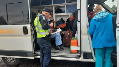 На трасі Київ-Чоп аварія легковика з вантажівкою, є травмовані На трасі Київ-Чоп аварія легковика з вантажівкою, є травмовані
