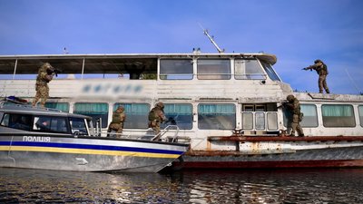 Знешкодили терористів та звільнили заручників - у Херсоні поліція провела навчання Знешкодили терористів та звільнили заручників - у Херсоні поліція провела навчання
