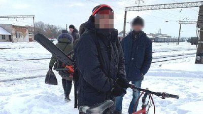 Підозрюють у крадіжках: на Рівненщині затримали чоловіка, яки пошкодив авто журналістці Підозрюють у крадіжках: на Рівненщині затримали чоловіка, яки пошкодив авто журналістці