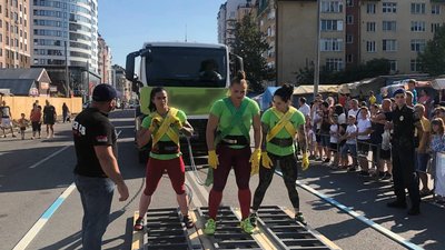 Три жінки тягнули п'ять бетонозмішувачів. У Франківську встановили новий рекорд України Три жінки тягнули п'ять бетонозмішувачів. У Франківську встановили новий рекорд України