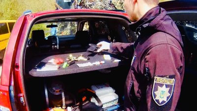 На Івано-Франківщині поліцейські на блокпості затримали водія зі зброєю та набоями На Івано-Франківщині поліцейські на блокпості затримали водія зі зброєю та набоями
