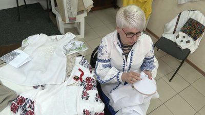 До Дня вишиванки: майстриня з Луцька осучаснює давні вишиті сорочки До Дня вишиванки: майстриня з Луцька осучаснює давні вишиті сорочки