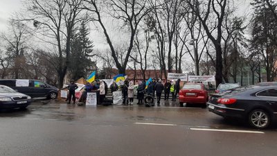 Протест під Львівською ОДА: люди вимагають внести їхні громади у перспективний план