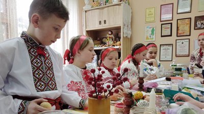 Вихованці зразкового фольклорного ансамблю "Берегиня" взяли участь у майстеркласі з виготовлення великодніх яєць Вихованці зразкового фольклорного ансамблю "Берегиня" взяли участь у майстеркласі з виготовлення великодніх яєць