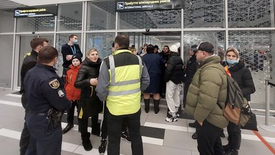 У Запоріжжі пасажири понад добу не можуть вилетіти до Єгипту У Запоріжжі пасажири понад добу не можуть вилетіти до Єгипту