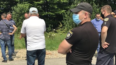На Прикарпатті обурені бездоріжжям селяни блокують дорогу