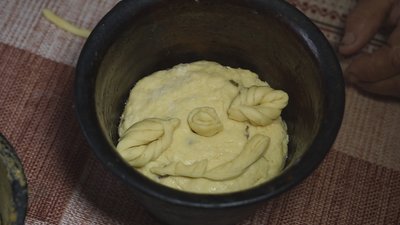 На Вінниччині усім селом у Чистий четвер випікають паски у глиняній печі На Вінниччині усім селом у Чистий четвер випікають паски у глиняній печі
