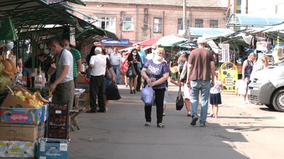 Попри заборону: на вулиці Шевченка у Рівному знову торгують Попри заборону: на вулиці Шевченка у Рівному знову торгують