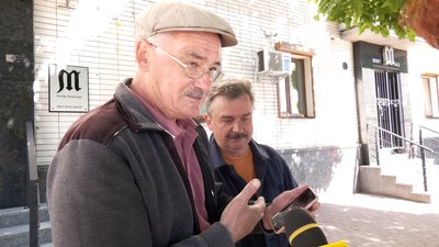 Рельєфна та з підставкою всередині: у Житомирі зберігається 200-літня чашка для чоловіків із вусами Рельєфна та з підставкою всередині: у Житомирі зберігається 200-літня чашка для чоловіків із вусами